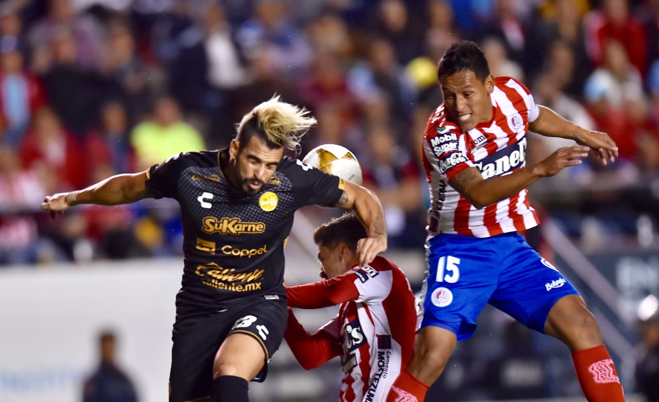Muy movido inició el partido, el equipo local con gran entusiasmo y lleno de la energía que le daba su estadio, lleno, y con hambre de triunfo.
