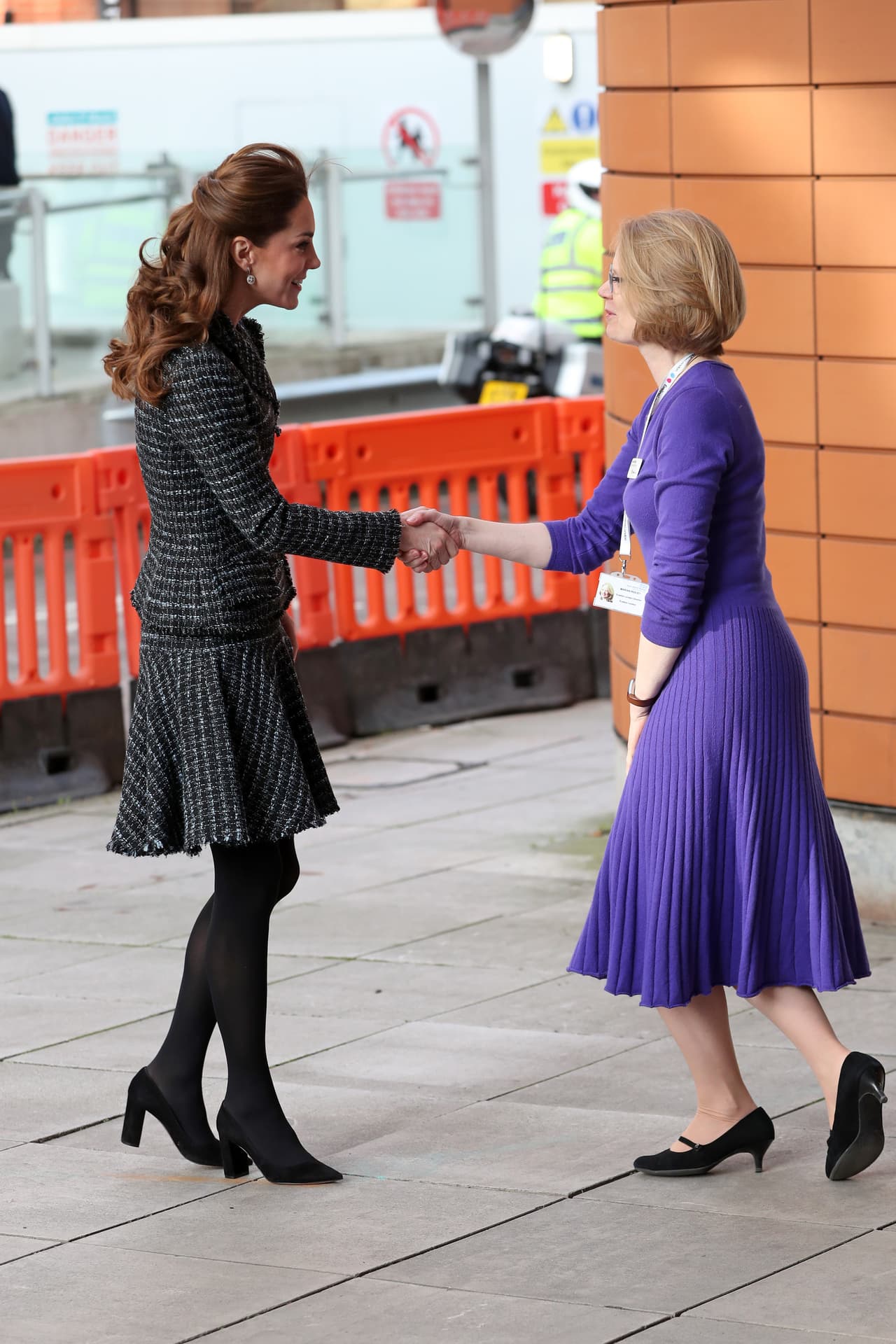 Superado el reto del viento, la duquesa de Cambridge pudo continuar con paso elegante hacia la entrada, donde ya la esperaban.