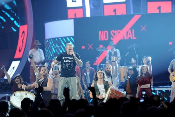 Uno de los momentos más emotivos fue cuando Residente se puso la camiseta de los 43 estudiantes desaparecidos en México.