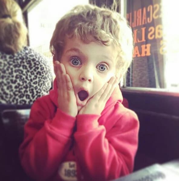 Al parecer esos ojazos que heredó y su simpatía ya conquistaron a muchos en las redes sociales.