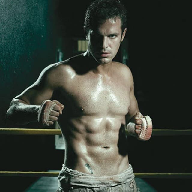 Tiene un abdomen de acero.