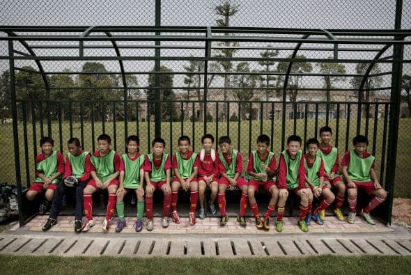 China pone sus esperanzas en estos niños futbolistas que entrenan en la academia de fútbol más grande del mundo.