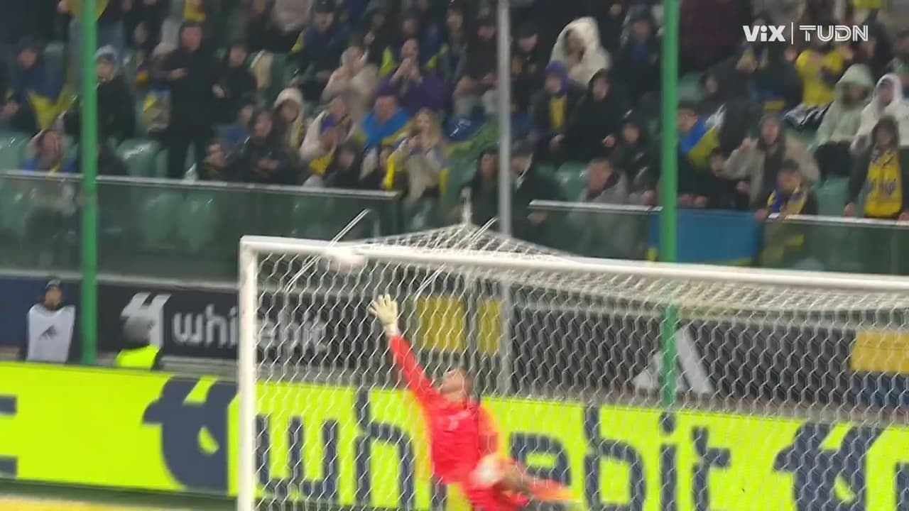 ¡El travesaño salva a Islandia! Tiro impresionante de Viktor Tsygankov