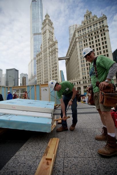 Un grupo de voluntarios se dieron a la tarea de construir 13 modelos de viviendas familiares en plena Plaza Federal, como parte de la iniciativa ‘Habitat For Humanity’, la cual busca mejorar la calidad de vida de familias en Illinois a través de la construcción de casas terreras a precios asequibles. Luego del evento estos modelos serán transportados a diferentes barrios de Chicago. Para más información o si desea participar puede visitar www.chicagolandhabitat.org