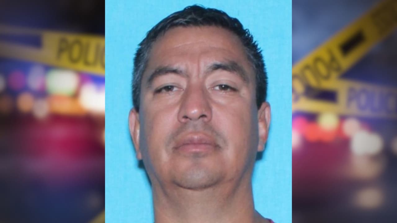 <h3 class="cms-H3-H3">Raúl Herrera Jr.: entre narcos, armas y violencia familiar </h3>
<br>Exintegrante de las pandillas Tango Vallucos y Texas Syndicate. Su historial arranca en 1990 con agresiones agravadas. Luego vinieron
<b>las drogas, el lavado de dinero y la posesión ilegal de armas.</b> Pero en 2023, el pasado lo alcanzó de nuevo:
<b>es buscado por abuso sexual agravado, golpear a un familiar y violar una orden de protección.</b>
<br>Tiene conexiones en el Valle del Río Grande y en México.
<b>Cruzar la frontera sería fácil para él. </b>Por eso el FBI cree que podría estar refugiado del otro lado.
<b>Pero su historial de violencia indica que podría volver.</b>