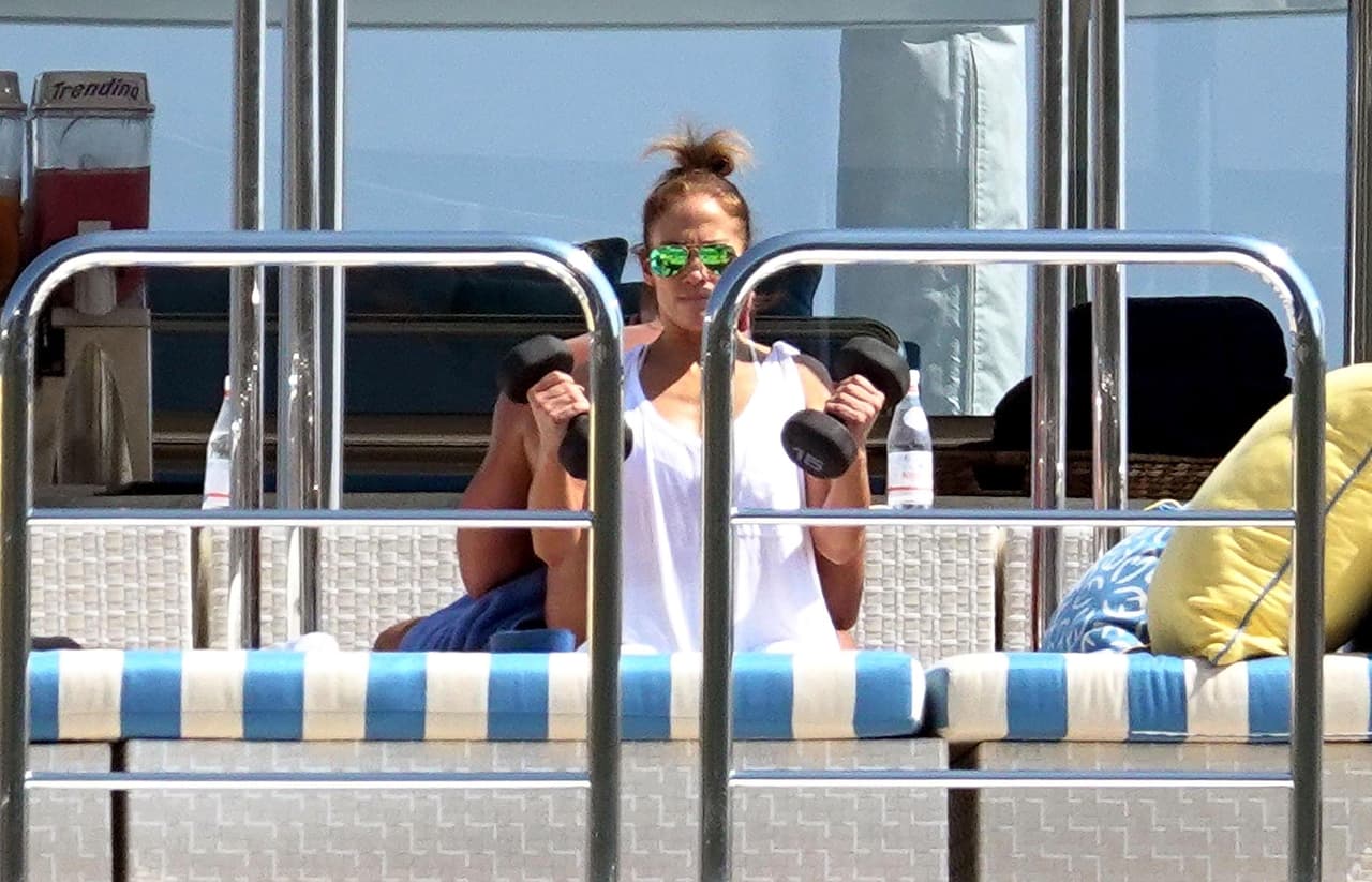 La escapada de JLo y su 'macho bello' no los alejó de la disciplina con la que mantienen
<a href="https://www.univision.com/entretenimiento/y-el-ejercicio-pa-cuando-jlo-nos-muestra-su-rutina-para-mantenerse-en-forma-video">su rutina de ejercicios</a> y sus
<a href="https://www.univision.com/entretenimiento/estas-mamas-famosas-tienen-mas-de-30-y-hasta-50-y-sus-abdominales-son-envidiadas-por-muchas-de-20-fotos">figuras envidiables</a>.