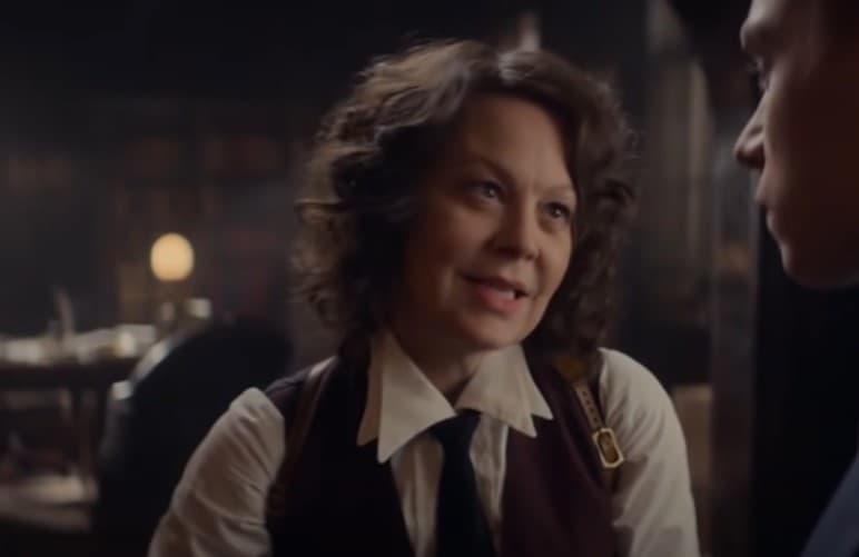 <b>Helen McCrory en ‘Peaky Blinders’</b>
<br>La actriz Helen McCrory, que interpretó a Polly Gray en la serie ‘Peaky Blinders’ y a Narcissa Malfoy en las películas de ‘Harry Potter’, falleció en abril de 2021 a los 52 años de edad después de luchar una batalla contra el cáncer.