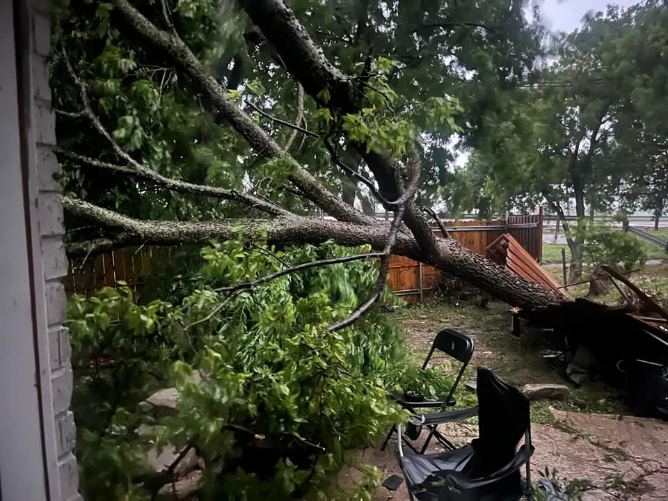 Apagones masivos y tendido eléctrico caído afectan a miles de personas en Dallas y áreas cercanas