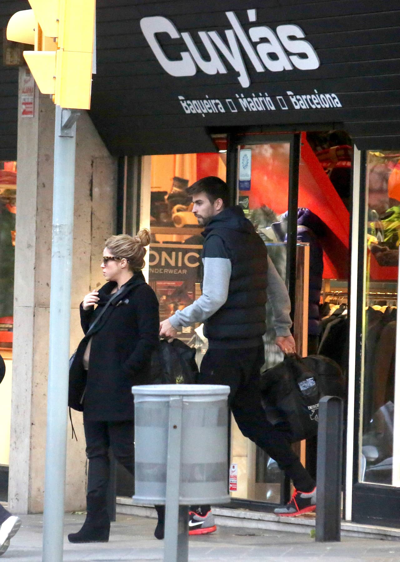 Shakira se despreocupa un poco, pues quien tiene qué cargar con todo es Gerard Piqué.