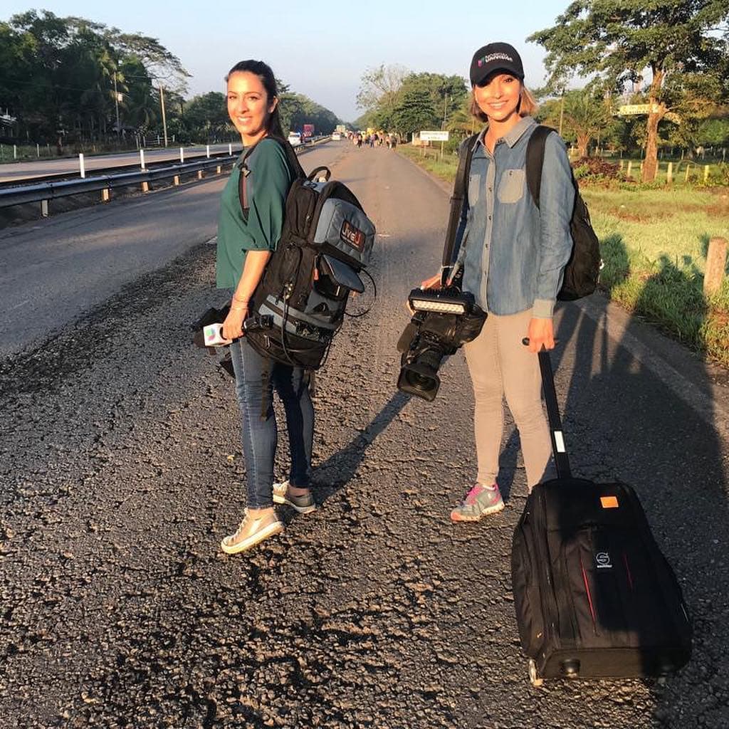 Además de su belleza natural todas nuestras conductoras comparten el entusiasmo por la vida y por su labor en la televisión. En esta imagen apreciamos a las periodistas Satcha y Maity apartándose de la moda para llevar al público información de actualidad.