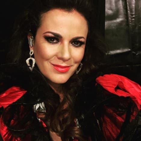 En 2012, la cantante Edith Márquez se enfrentó a la terrible noticia de que su madre y hermana padecían cáncer al mismo tiempo, una situación que vivió mientras tenía que salir al escenario a entretener a su público. Además, Edith también vivió la separación de su esposo y padre de sus dos hijos, con quien llevaba 18 años de relación.