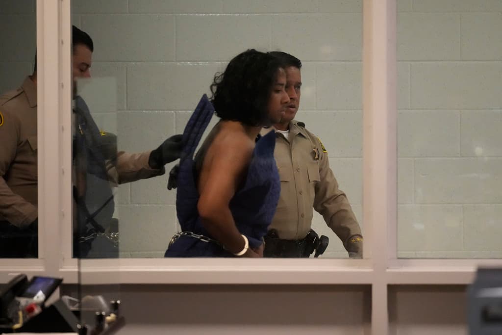 Fuertemente custodiado, el acusado fue trasladado de la corte a la prisión Twin Towers, en el centro de Los Ángeles, donde permanece ingresado desde el pasado lunes, sin derecho a fianza.