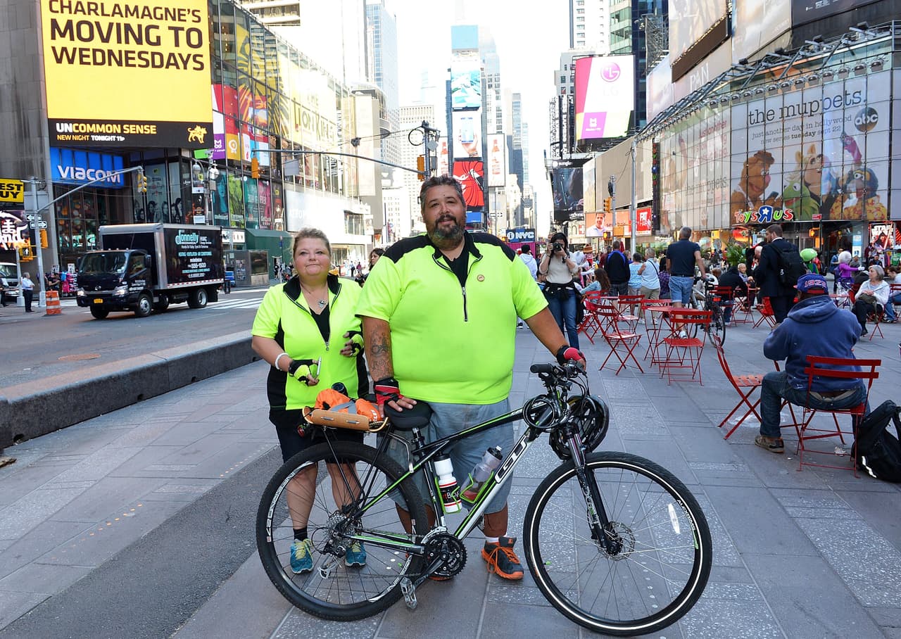 Un multitud los recibió en Times Square para darles ánimo.