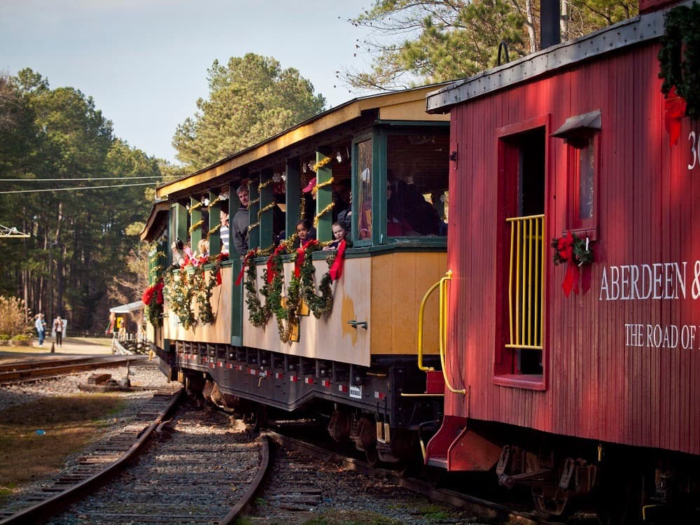 <b><a href="https://www.triangletrain.com/" target="_blank">Santa’s Reindeer Roundup Express at New Hope Valley Railway</a></b>. Toma fotografías con Santa Claus en el patio del ferrocarril, usando tu propia cámara. Luego, emprende un viaje en tren de 50 minutos y busca el reno perdido de Santa. Cada niño recibe un bastón de caramelo envuelto individualmente.