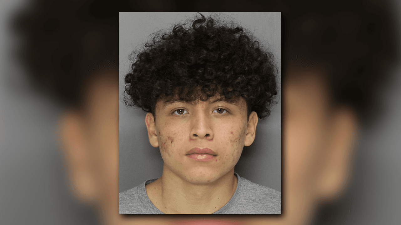 Brayan Segura es acusado por las autoridades de presuntamente asesinar a una joven de 14 años como parte de la iniciación al mundo de las pandillas.