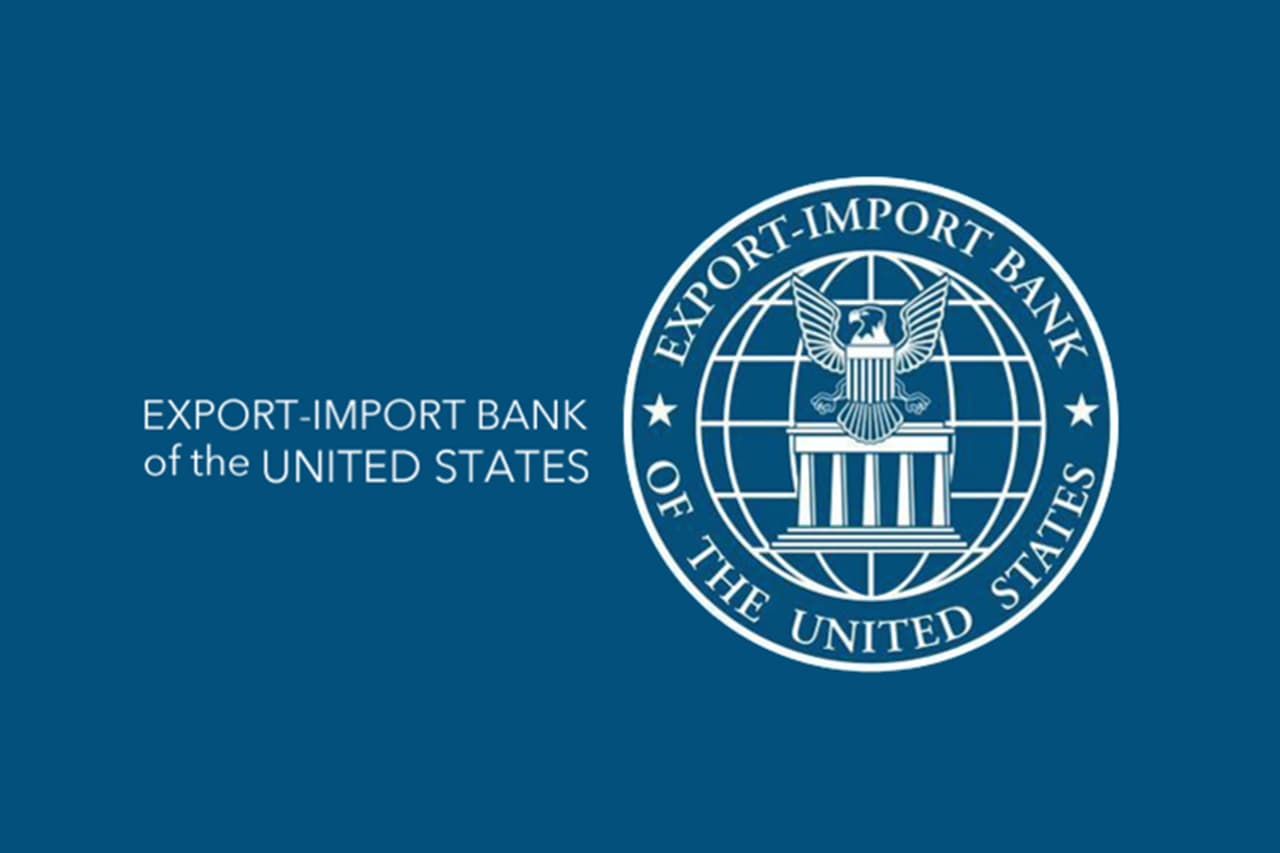 <b>Banco de Exportación-Importación</b>
<br>
<br> Año de fundación: 1934.
<br>
<br> Industria: comercio internacional.
<br>
<br>Fue fundada en 1934 por Roosevelt y su objetivo inicial fue 
<a href="https://www.exim.gov/"><u>facilitar el comercio internacional en Estados Unidos y otros países</u></a> para ayudar a las empresas locales durante la Gran Depresión. El primer acuerdo del banco fue un préstamo de 3.8 millones de dólares a Cuba para ayudar a ese país a comprar plata de Estados Unidos.
<br>
<br>Hoy en día la compañía aún subsidia las exportaciones estadounidenses prestando dinero a compradores extranjeros, y asegurando a esos compradores. Según 24/7 Wall ST el banco autorizó 5.4 millones en préstamos y seguros en 2020, lo que significó un respaldo de aproximadamente 10,800 millones en exportaciones estadounidenses.
<br>
