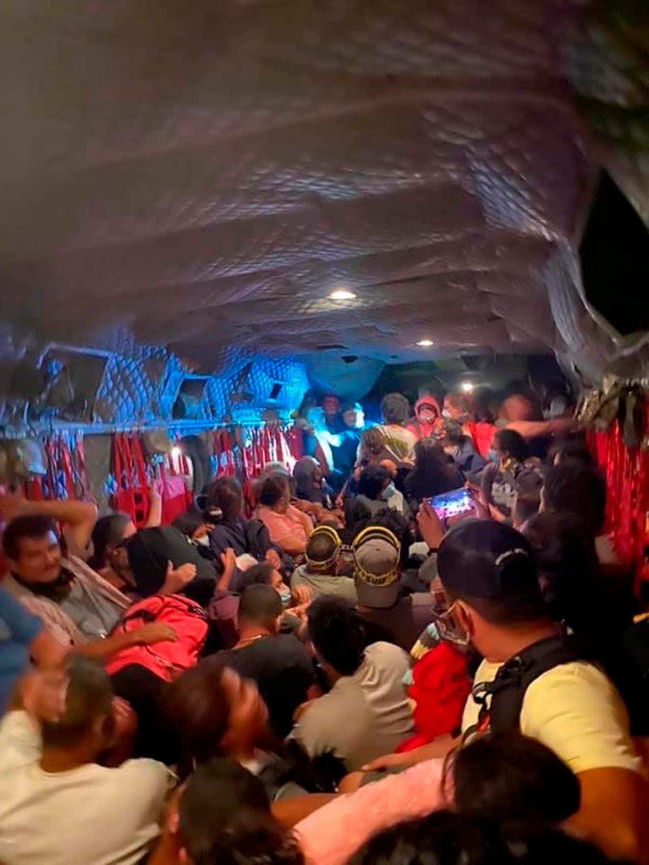 El sábado más de 200 personas fueron evacuadas en un avión de la Guardia Nacional luego de quedar atrapadas en el parque nacional Sierra por el incendio Creek Fire. La temporada de incendios forestales todavía tiene por delante aproximadamente dos meses para su final en California.
<br>