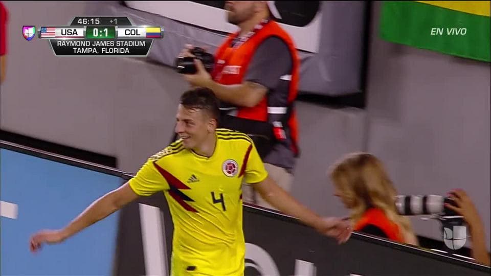 ¡CERCA!. Santiago Arias disparó que se estrella en el poste.