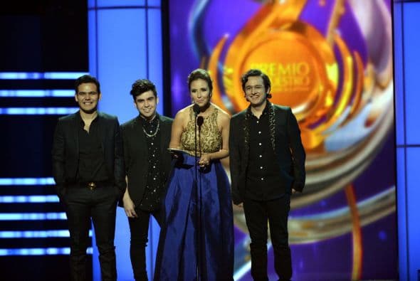 El anuncio de la categoría Álbum Tropical del Año fue hecho por el grupo 3BallMTY y América Sierra.