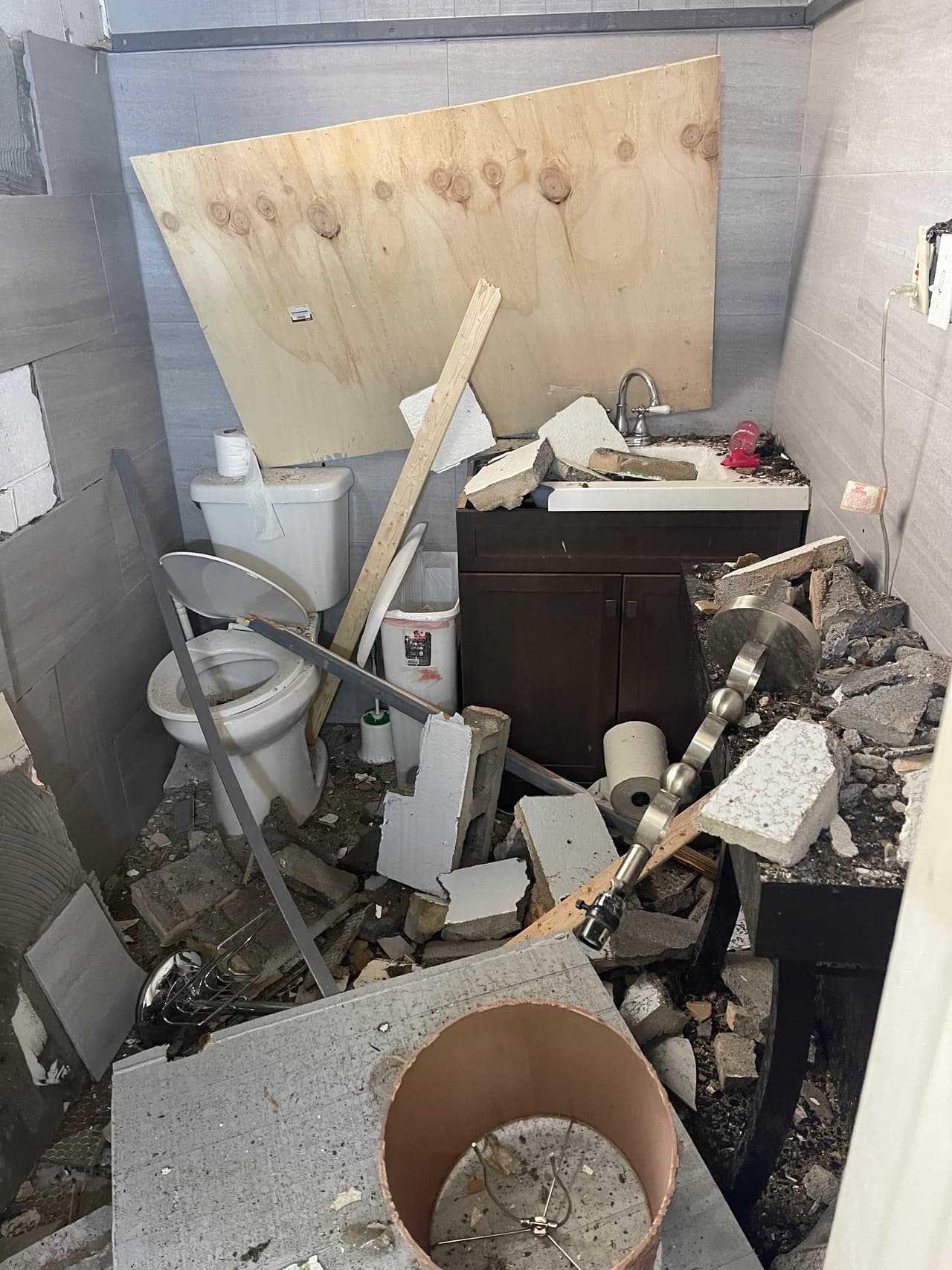 Si usted o alguien que conoce se encuentra en una situación similar, aquí le damos algunas recomendaciones para
<b>hacer un reclamo al seguro:</b>
<br>
<br>-Tome fotografías de los daños. -No toque ni mueva nada hasta reportarlo a la compañía de seguros. -Antes de reparar los daños repórtelo a su compañía de seguros.
<br>