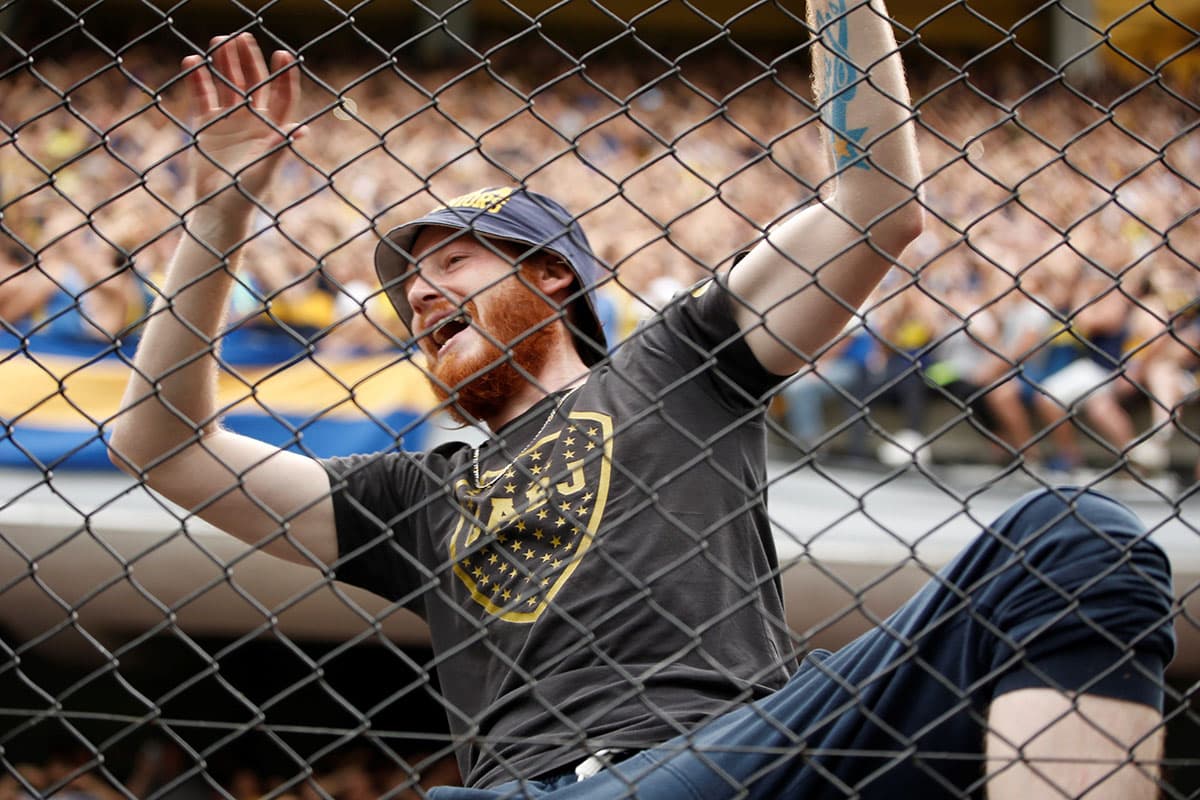 Los hinchas de Boca Juniors y River Plate viven con pasión la ida en la final de Copa Libertadores. Los xeneizes lo disfrutan en La Bombonera, mientras los 'millonarios' apoyan en el Monumental, pues no pueden ir al estadio de su rival.