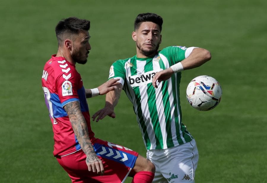 Real Betis se queda con la victoria ante el Elche. Antonio Sanabria abrió el marcador al minuto siete, seguido de su compañero Cristian Tello, quien hace doblete para poner 3-0 a su equipo. Es hasta el minuto 60 que José Antonio Ferrández pone el único tanto para el Elche en la octava jornada de LaLiga.