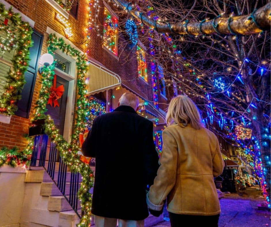 Como testimonio del espíritu del vecindario del sur de Filadelfia, este tramo de casas adosadas iluminadas a una cuadra, conocido cariñosamente como Milagro en la calle 13 sur, se ha convertido en una sensación nacional. Cada hogar presenta diferentes decoraciones; luces y letreros cruzan la calle.
<br>
<br>Dónde: El milagro en el espectáculo de luces de la calle 13 sur, 1600 S. 13th Street
<br>