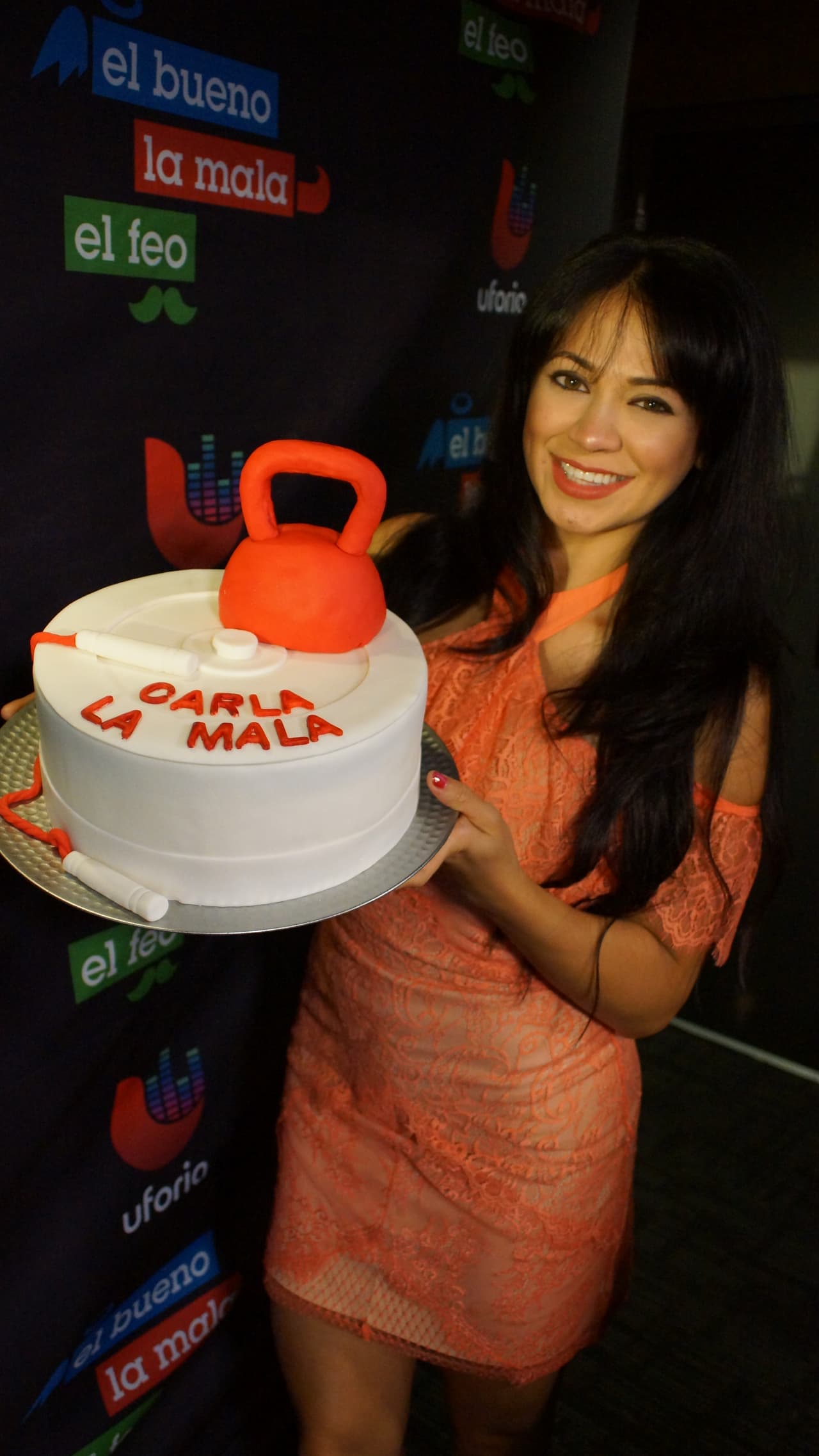 Carla Medrano fue sorprendida por Raúl 'El Pelón' y 'El Feo' con un pastel de cumpleaños.