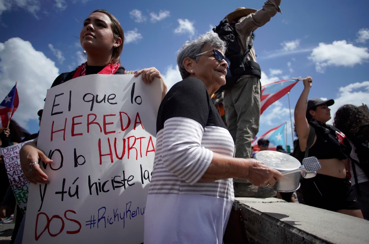 “El que lo hereda no lo hurta y tu hiciste las dos”, se lee en otra de las pancartas. Roselló es hijo del exgobernador Pedro Rosselló, quien viajó a la isla luego de la difusión del polémico chat.
