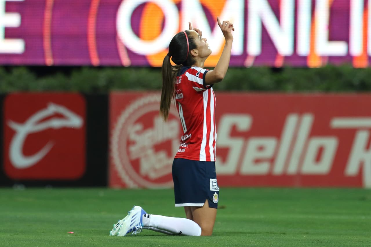 A la media hora, Carolina Jaramillo se armó una jugada de fantasía, se quitó de encima a varias defensas Rayadas y definió al costado para el 1-0 de Chivas.