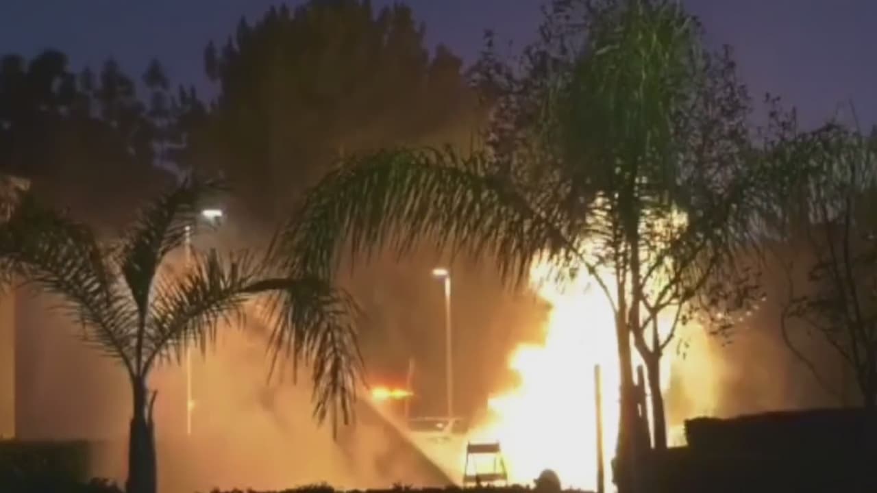 Ruptura de línea de gas causa incendio en centro comercial de Aliso Viejo