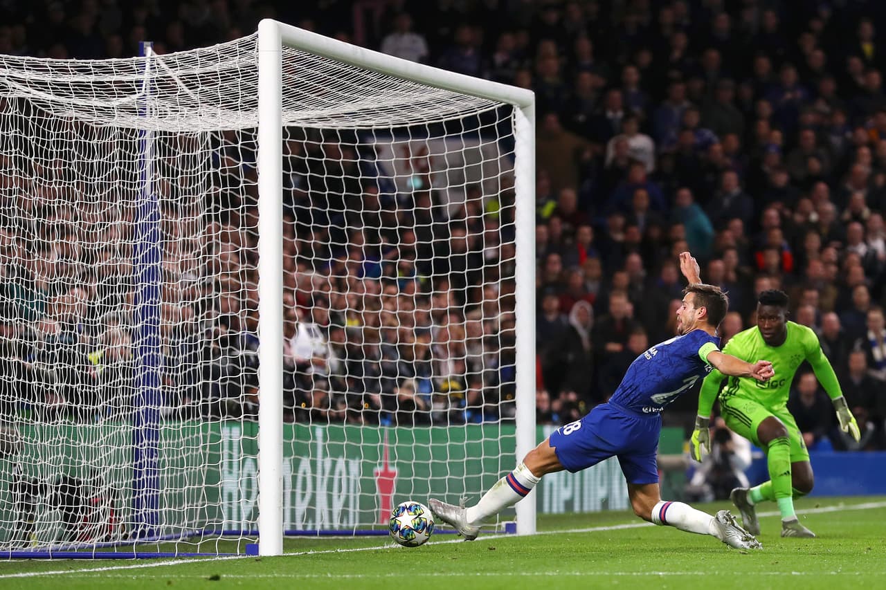 Cesar Azpilicueta del Chelsea anota el segundo gol para su equipo.