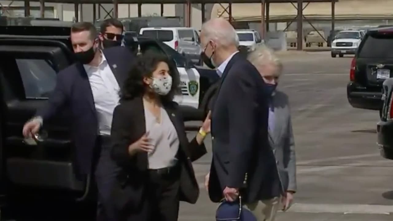 La juez Lina Hidalgo aprovechó para tener una breve conversación con el presidente Biden.