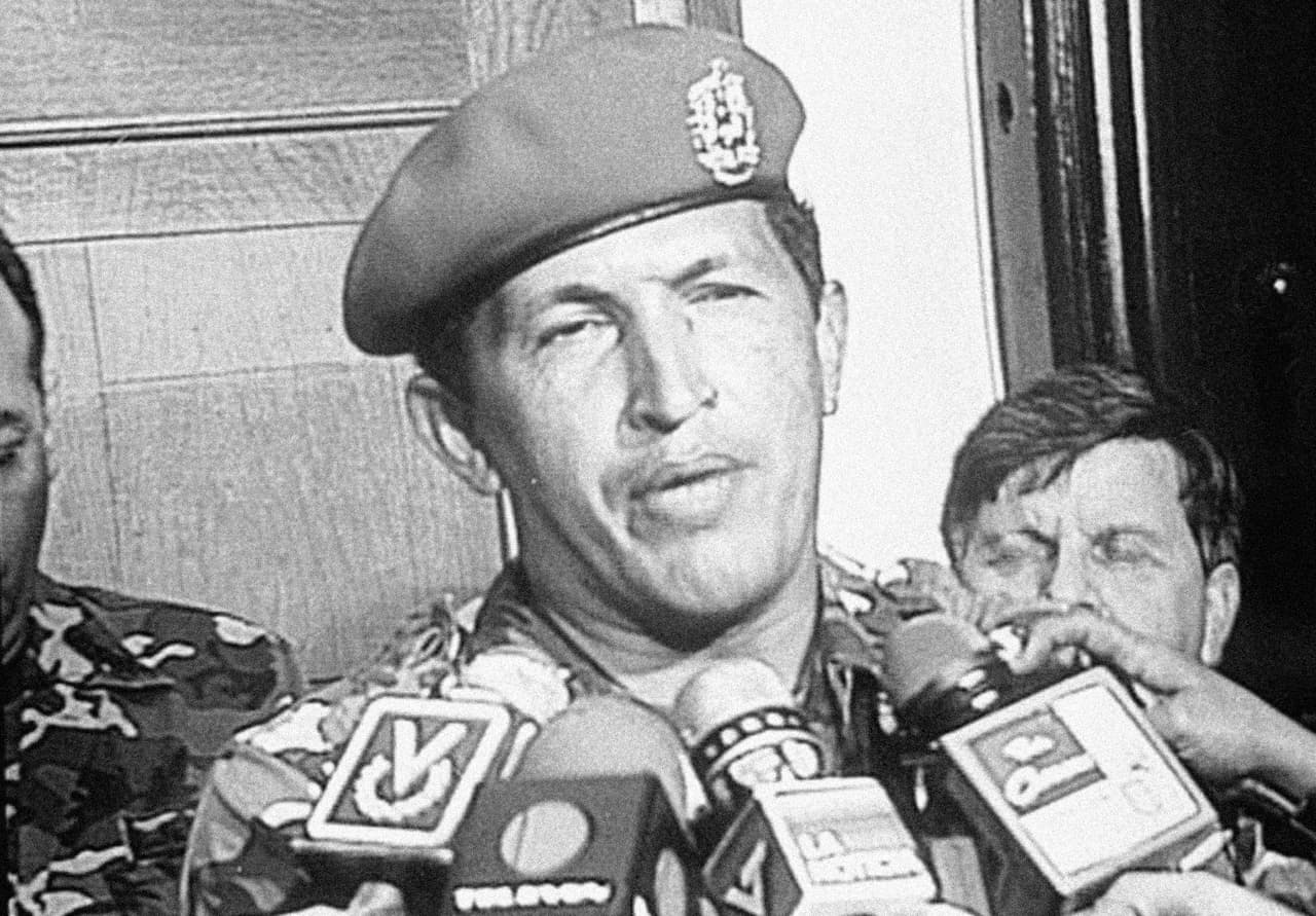 <b>El "por ahora" que lo catapultó. </b>En horas de la mañana del 4 de febrero, Hugo Chávez fue capturado por las autoridades leales al presidente Carlos Andrés Pérez. El teniente coronel se declaró líder del movimiento golpista y pidió a las autoridades que las televisoras del país transmitieran en directo su rendición para anunciar el fracaso del movimiento y persuadir a los militares alzados para que depusieran las armas: "Nosotros aquí en Caracas no logramos controlar el poder (…) lamentablemente, 
<b>por ahora</b>, los objetivos que nos planteamos no fueron logrados (…) asumo la responsabilidad de este movimiento militar bolivariano (…) el país tiene que enrumbarse hacia un destino mejor", dijo el líder golpista en televisión nacional. La frase se convertiría en un mensaje de cohesión entre sus seguidores.