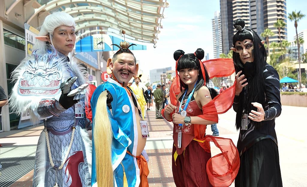 Cosplayers posan a las afueras del centro de convenciones durante la Comic Con International en San Diego, California, el 24 de julio de 2025.