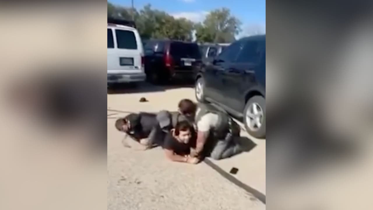"Tengo permiso": los gritos de angustia de un hombre mientras es sometido por agentes federales