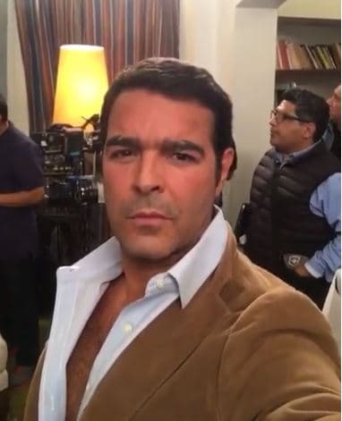 En 2006 tuvo un problema similiar, durante la reinauguración de un bar del actor Armando González 'El Muñeco' el intérprete de regional mexicano 
<a href="http://archivo.eluniversal.com.mx/notas/326473.html" target="_blank">agredió a un reportero y camarógrafo de Univision</a>, así lo informó el programa de radio 'Reporte última palabra' de Gustavo Adolfo Infante.