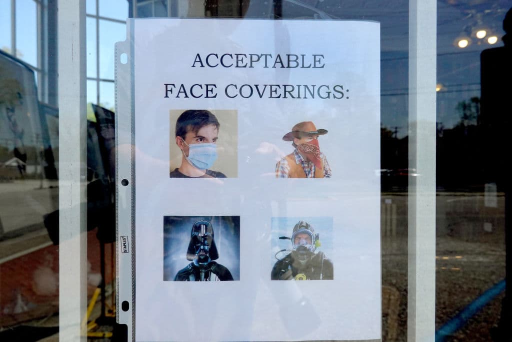 Por ejemplo, Gary ha optado por mantener el uso del cubrebocas. 
<br>