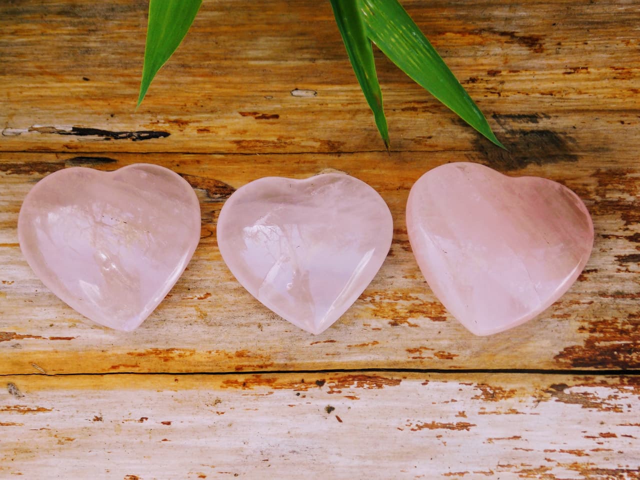 Todo lo que existe en el universo tiene energía, incluso aquello que pareciera no tener vida como los cristales. Estos elementos, que fueron creados por Dios y por lo tanto contienen en su esencia la expresión de su energía, vibran e irradian una energía que puede tener un impacto benéfico en nosotros.