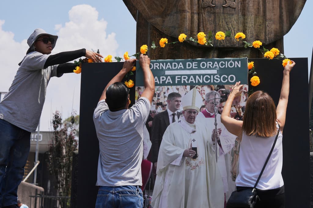 Feligreses prepararon un altar para el difunto papa Francisco en la Basílica de Guadalupe en la Ciudad de México, el lunes 21 de abril de 2025.