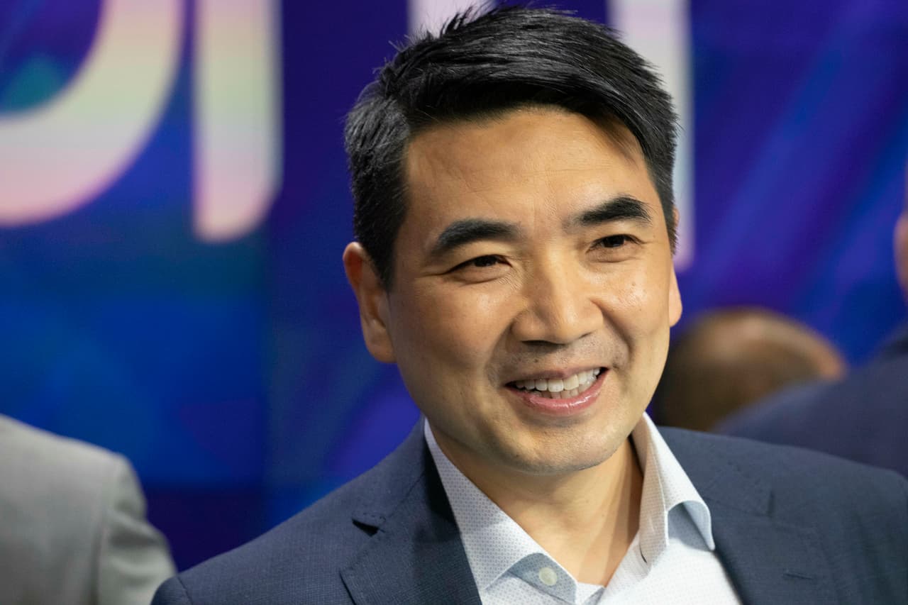 <b>Eric Yuan</b>, fundador y CEO de Zoom (la aplicación de videoconferencias que más se popularizó durante la pandemia). Incrementó su fortuna en 2,580 millones de dólares entre enero y abril. Su patrimonio neto total es de 15,100 millones de dólares.