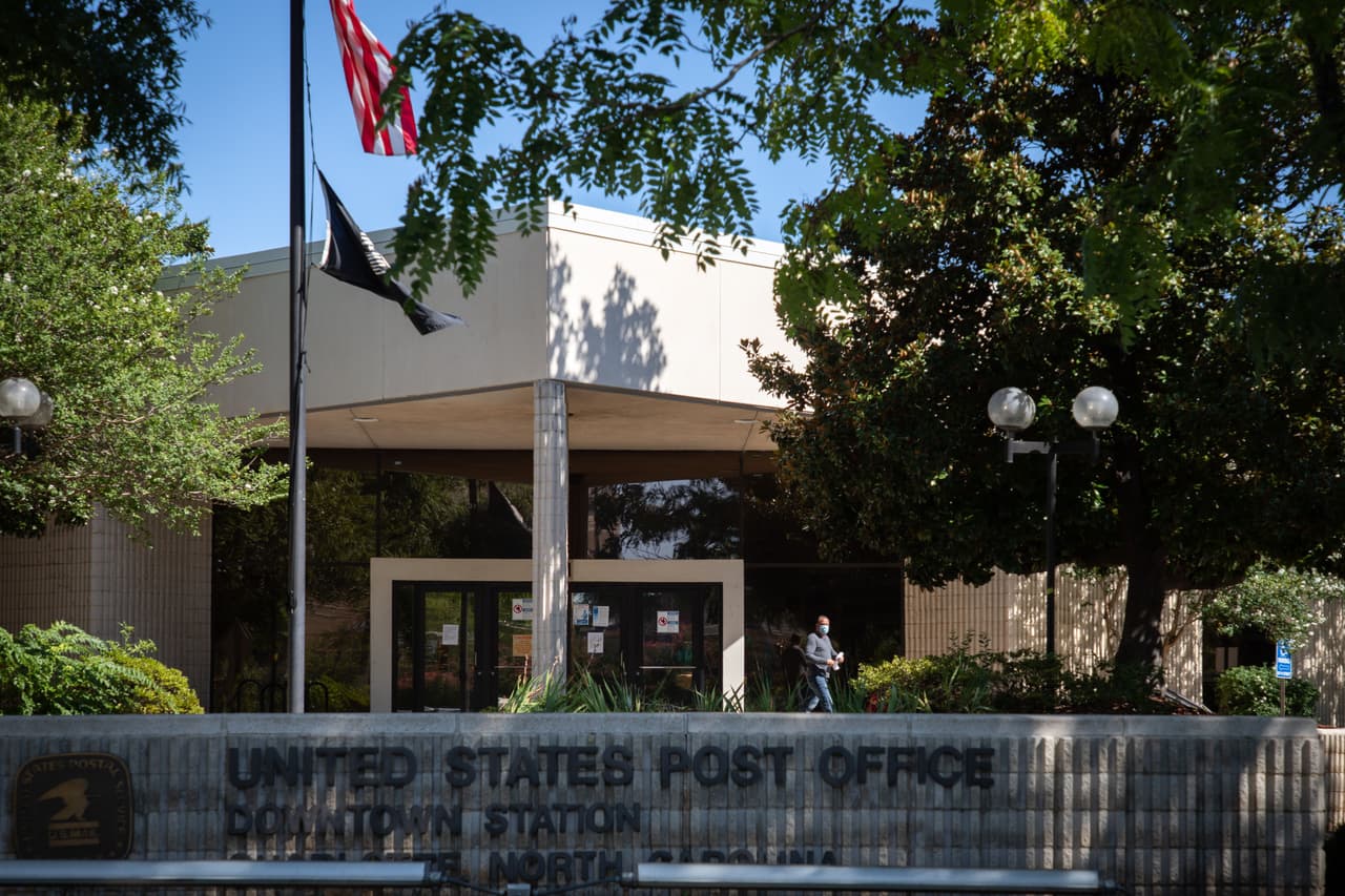 Una vez que emita su voto, la boleta debe ser llevada en persona o enviada por correo a la junta electoral de su condado. La Junta Electoral de Carolina del Norte ofrece más detalles del voto por correo en su
<a href="https://www.ncsbe.gov/voting/vote-mail/five-steps-vote-mail-north-carolina-2020-general-election" target="_blank">portal web.</a>