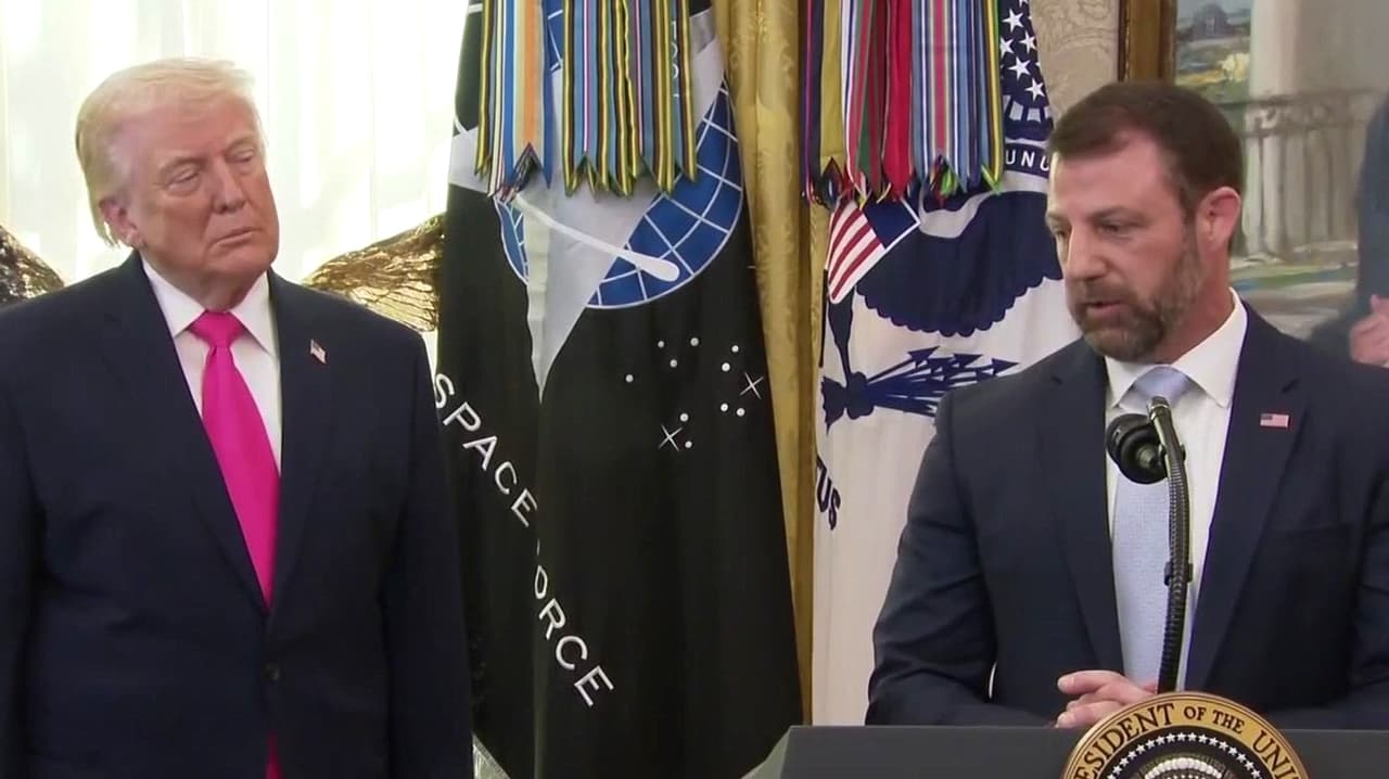 Donald Trump menciona que habrá deportaciones récord en evento de juramento de Markwayne Mullin