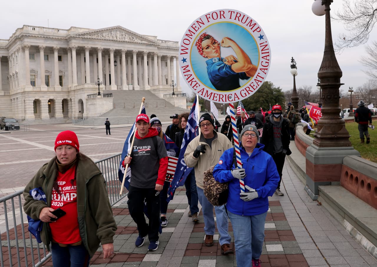 Manifestantes frente al Capitolio, unas horas antes del conteo de los votos electorales. Trump se ha negado a aceptar que perdió los comicios del 3 de noviembre y ha hecho repetidas e infundadas afirmaciones de fraude o manipulación de votos en los estados donde fue derrotado por Biden.
<br>