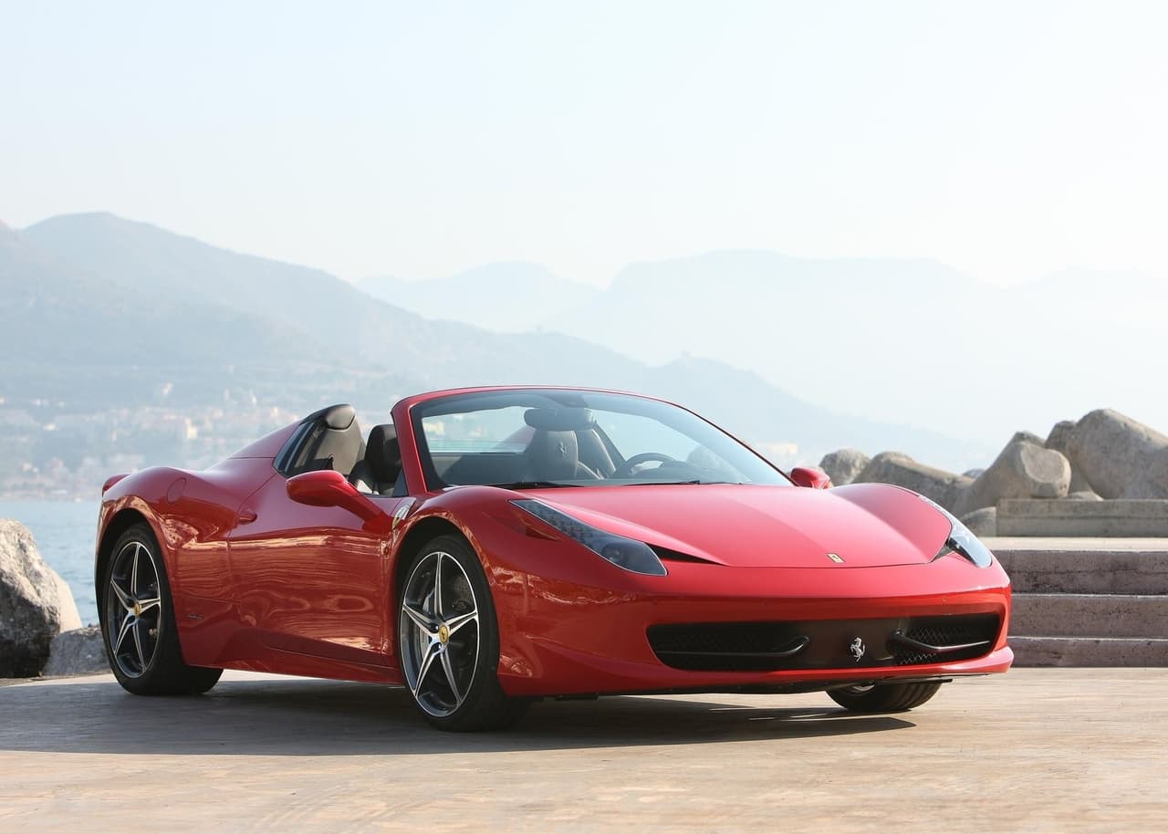 Está motivado por un motor V8 de 4.5 litros capaz de producir 562 caballos de fuerza y 398 lb-pie de torque. Además, puede acelerar de 0 a 60 mph (98 km/h) en 3.4 segundos y alcanzar una velocidad máxima de 200 mph (320 km/h).