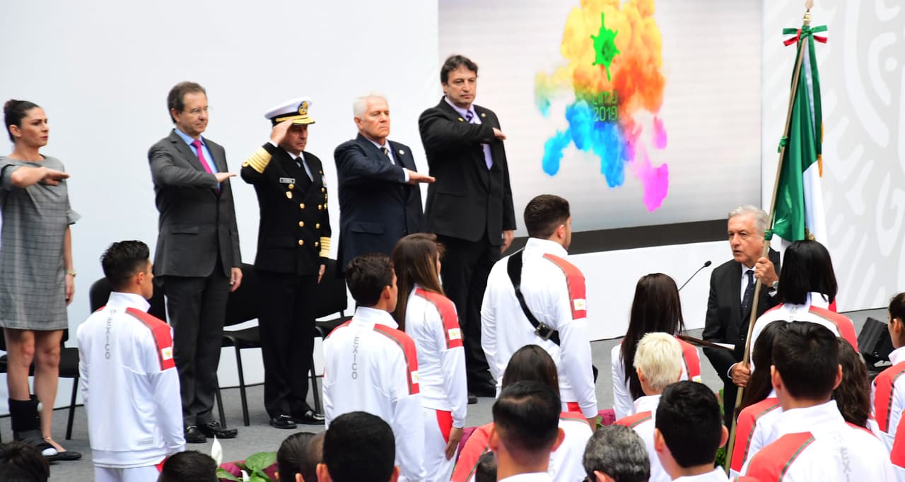 López Obrador abandera a los deportistas que competirán en los Panamericanos de Lima