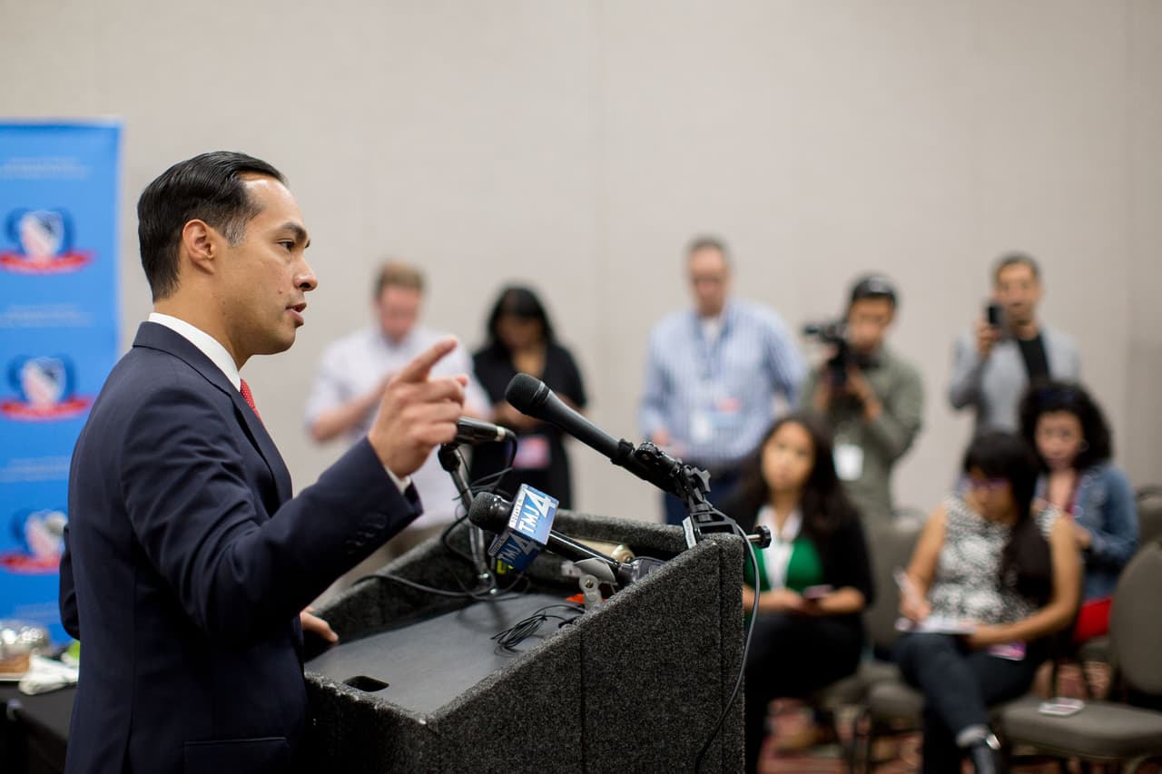 Julián Castro, ex alcalde de la ciudad texana de San Antonio y ex Secretario de Vivienda en el gabinete de Barack Obama, tuvo un breve encuentro con los medios en el Wisconsin Center de Milwaukee. Dijo que como presidente sería “un líder y no un seguidor (...), el comportamiento errático de Donald Trump nos muestra que no es un líder, quiere que su base crea que es fuerte pero en realidad es débil”.