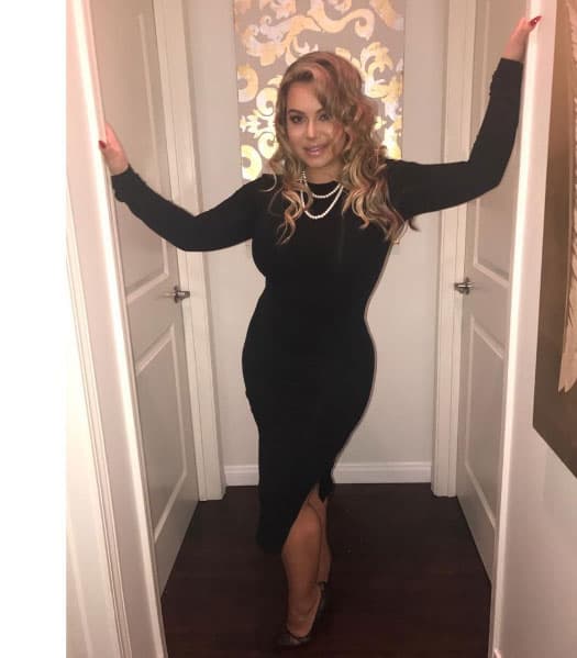 La 'Chiquis' es la más grande de los cinco hijos, ella ha seguido los pasos de su madre en la música y poco a poco está construyendo su carrera como cantante.