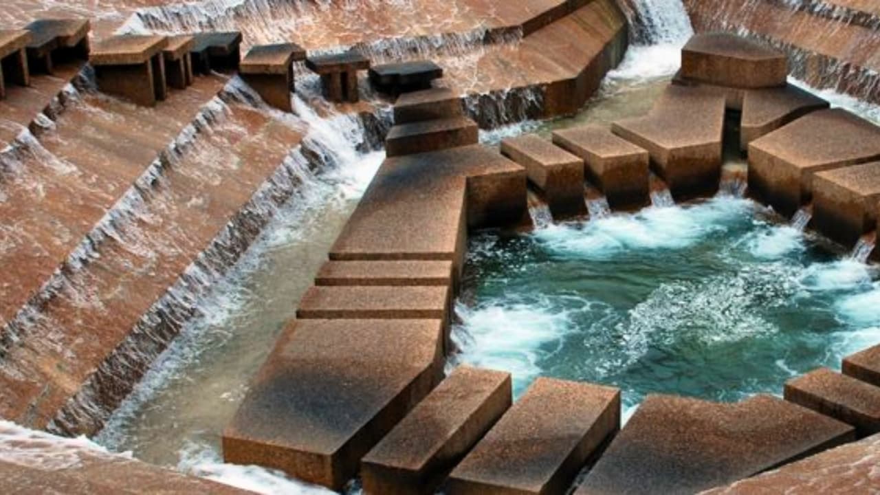 <h3 class="cms-H3-H3">Fort Worth Water Gardens </h3>A pocas cuadras del centro de Fort Worth se encuentra 
<b>este espacio diseñado por el arquitecto Philip Johnson. </b>
<br>Las cascadas y piscinas escalonadas se convirtieron en 
<b>un punto popular para caminar y tomar fotografías.</b>
<br>📍 Dirección: 
<a href="https://maps.app.goo.gl/suTCd8Lur29XQxLj6" target="_blank">1502 Commerce Street, Fort Worth</a>
<br>💰 Entrada: gratuita