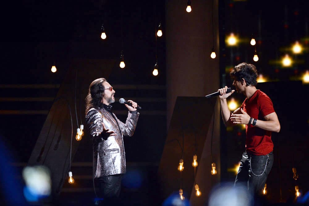 Marco Antonio Solís y Enrique Iglesias
<br>Año: 2014
<br>Junto a Marco Antonio interpretó el tema 'Perdedor' que ese año sirvió de tema principal para la novela 'Lo que la vida me robó'.